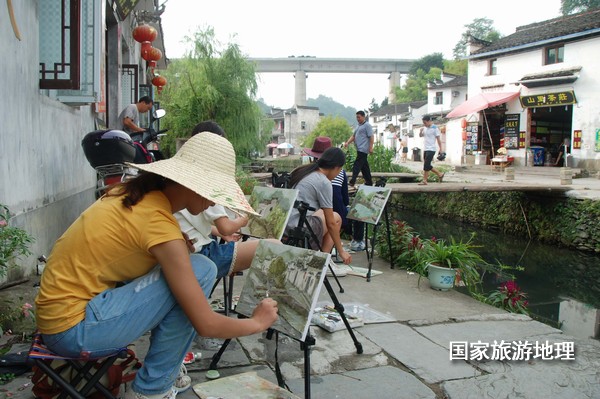 　　9月13日，座落在婺源縣秋口鎮(zhèn)李坑村“小橋、流水、人家”創(chuàng)作寫生基地的李坑章文灑店農(nóng)家樂。