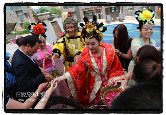 6月19日，端午節(jié)的前一天，甘肅平?jīng)鍪嗅轻紖^(qū)南山公園澳廈麗灣小區(qū)“邀請(qǐng)”唐朝被譽(yù)為四大美女之一的“楊貴妃”前來(lái)與市民見(jiàn)面，共度“端午佳節(jié)”。期間，“貴妃娘娘”由一名解說(shuō)人員做向?qū)?，與小區(qū)居民一同游玩、賞景、互敬酒水、合影留念，并現(xiàn)場(chǎng)贈(zèng)送大人小孩粽子、香包和糖果。