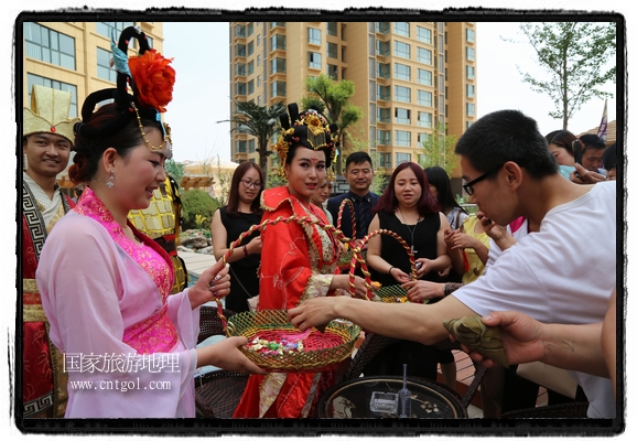 6月19日，端午節(jié)的前一天，甘肅平?jīng)鍪嗅轻紖^(qū)南山公園澳廈麗灣小區(qū)“邀請(qǐng)”唐朝被譽(yù)為四大美女之一的“楊貴妃”前來(lái)與市民見(jiàn)面，共度“端午佳節(jié)”。期間，“貴妃娘娘”由一名解說(shuō)人員做向?qū)?，與小區(qū)居民一同游玩、賞景、互敬酒水、合影留念，并現(xiàn)場(chǎng)贈(zèng)送大人小孩粽子、香包和糖果。