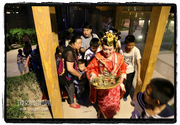6月19日，端午節(jié)的前一天，甘肅平?jīng)鍪嗅轻紖^(qū)南山公園澳廈麗灣小區(qū)“邀請(qǐng)”唐朝被譽(yù)為四大美女之一的“楊貴妃”前來(lái)與市民見(jiàn)面，共度“端午佳節(jié)”。期間，“貴妃娘娘”由一名解說(shuō)人員做向?qū)?，與小區(qū)居民一同游玩、賞景、互敬酒水、合影留念，并現(xiàn)場(chǎng)贈(zèng)送大人小孩粽子、香包和糖果。