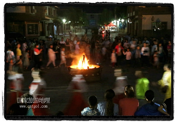甘肅平?jīng)鍪嗅轻脊沛?zhèn)舉辦了篝火晚會(huì)，1000余名市民參與其中，大家載歌載舞，在歡快熱鬧的氣氛中為每一位父親送祝福。父親節(jié)（Father's Day），顧名思義是感恩父親的節(jié)日。約始于二十世紀(jì)初，起源于美國(guó)，現(xiàn)已廣泛流傳于世界各地，節(jié)日日期因地域而存在差異。