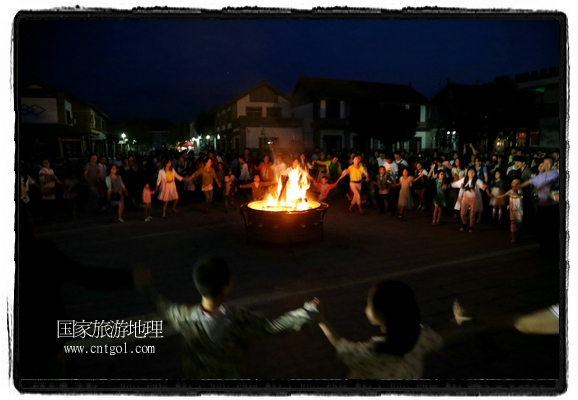 甘肅平?jīng)鍪嗅轻脊沛?zhèn)舉辦了篝火晚會(huì)，1000余名市民參與其中，大家載歌載舞，在歡快熱鬧的氣氛中為每一位父親送祝福。父親節(jié)（Father's Day），顧名思義是感恩父親的節(jié)日。約始于二十世紀(jì)初，起源于美國(guó)，現(xiàn)已廣泛流傳于世界各地，節(jié)日日期因地域而存在差異。