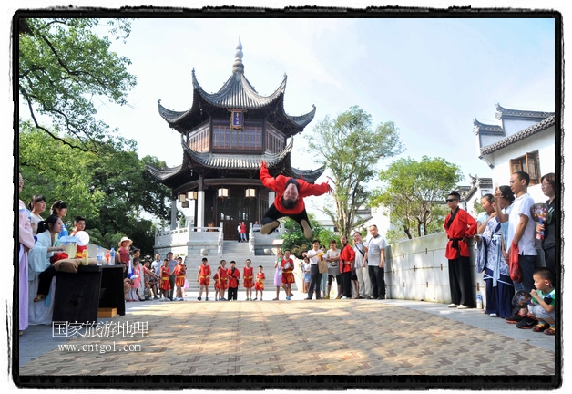 6月20日，小朋友們和中國(guó)武術(shù)愛好者們?cè)诮魇℃脑纯h熹園景區(qū)表演中國(guó)傳統(tǒng)的中國(guó)武術(shù)功夫，吸引許多游人前來駐足觀看。當(dāng)日是中國(guó)傳統(tǒng)的端午節(jié)，江西省婺源縣的中國(guó)武術(shù)愛好者們通過表演中國(guó)武術(shù)功夫，打太極，表演了少林棍、硬氣功、自選拳等少林寺功夫，讓孩子們從小學(xué)習(xí)中國(guó)武術(shù)，傳承中國(guó)武德，感受先人過端午的氛圍。