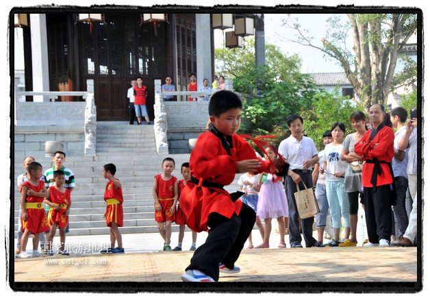 6月20日，小朋友們和中國(guó)武術(shù)愛好者們?cè)诮魇℃脑纯h熹園景區(qū)表演中國(guó)傳統(tǒng)的中國(guó)武術(shù)功夫，吸引許多游人前來駐足觀看。當(dāng)日是中國(guó)傳統(tǒng)的端午節(jié)，江西省婺源縣的中國(guó)武術(shù)愛好者們通過表演中國(guó)武術(shù)功夫，打太極，表演了少林棍、硬氣功、自選拳等少林寺功夫，讓孩子們從小學(xué)習(xí)中國(guó)武術(shù)，傳承中國(guó)武德，感受先人過端午的氛圍。
