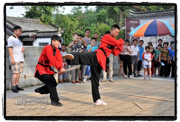 6月20日，小朋友們和中國(guó)武術(shù)愛好者們?cè)诮魇℃脑纯h熹園景區(qū)表演中國(guó)傳統(tǒng)的中國(guó)武術(shù)功夫，吸引許多游人前來駐足觀看。當(dāng)日是中國(guó)傳統(tǒng)的端午節(jié)，江西省婺源縣的中國(guó)武術(shù)愛好者們通過表演中國(guó)武術(shù)功夫，打太極，表演了少林棍、硬氣功、自選拳等少林寺功夫，讓孩子們從小學(xué)習(xí)中國(guó)武術(shù)，傳承中國(guó)武德，感受先人過端午的氛圍。
