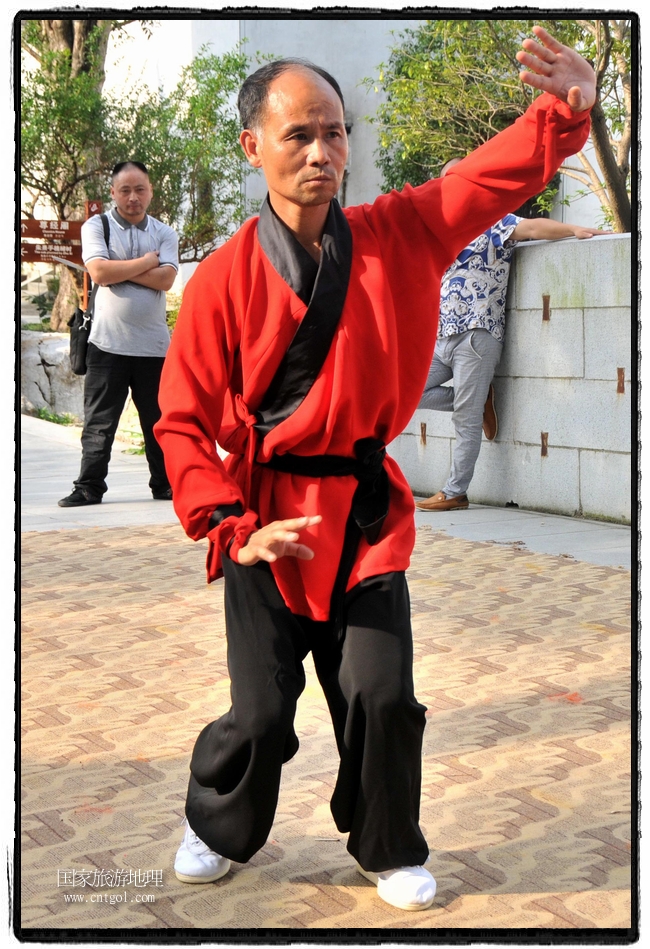 6月20日，小朋友們和中國(guó)武術(shù)愛好者們?cè)诮魇℃脑纯h熹園景區(qū)表演中國(guó)傳統(tǒng)的中國(guó)武術(shù)功夫，吸引許多游人前來駐足觀看。當(dāng)日是中國(guó)傳統(tǒng)的端午節(jié)，江西省婺源縣的中國(guó)武術(shù)愛好者們通過表演中國(guó)武術(shù)功夫，打太極，表演了少林棍、硬氣功、自選拳等少林寺功夫，讓孩子們從小學(xué)習(xí)中國(guó)武術(shù)，傳承中國(guó)武德，感受先人過端午的氛圍。