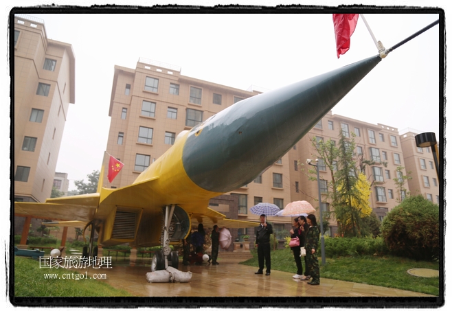 小區(qū)突然出現(xiàn)“飛機坦克”，其中殲15艦載戰(zhàn)斗機一架、99式主戰(zhàn)坦克一輛、武直-10武裝直升機一架，吸引了眾多市民雨中圍觀、合影。