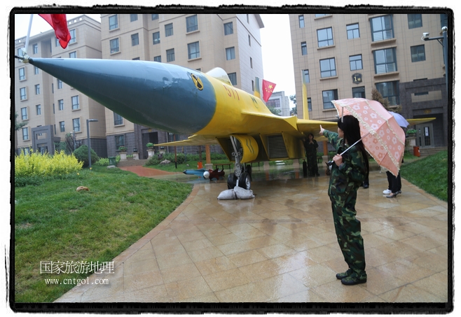 小區(qū)突然出現(xiàn)“飛機坦克”，其中殲15艦載戰(zhàn)斗機一架、99式主戰(zhàn)坦克一輛、武直-10武裝直升機一架，吸引了眾多市民雨中圍觀、合影。