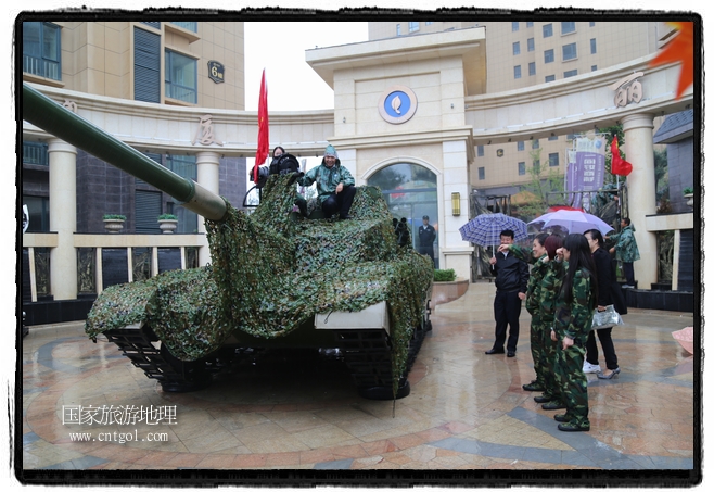 小區(qū)突然出現(xiàn)“飛機坦克”，其中殲15艦載戰(zhàn)斗機一架、99式主戰(zhàn)坦克一輛、武直-10武裝直升機一架，吸引了眾多市民雨中圍觀、合影。