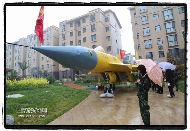 小區(qū)突然出現(xiàn)“飛機坦克”，其中殲15艦載戰(zhàn)斗機一架、99式主戰(zhàn)坦克一輛、武直-10武裝直升機一架，吸引了眾多市民雨中圍觀、合影。