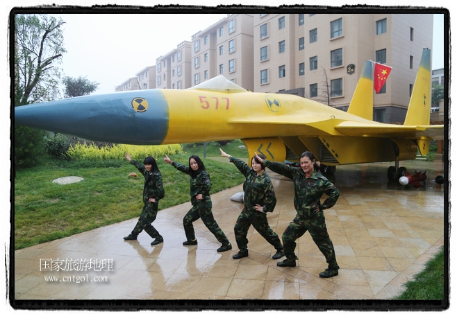小區(qū)突然出現(xiàn)“飛機坦克”，其中殲15艦載戰(zhàn)斗機一架、99式主戰(zhàn)坦克一輛、武直-10武裝直升機一架，吸引了眾多市民雨中圍觀、合影。