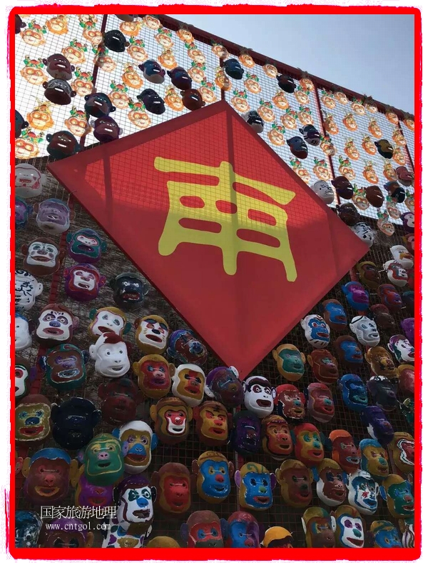 中國規(guī)模最大的猴面具彩繪在南潯古鎮(zhèn)展示。猴子真是今年最紅的動物。 
