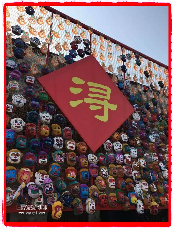 中國規(guī)模最大的猴面具彩繪在南潯古鎮(zhèn)展示。猴子真是今年最紅的動物。 