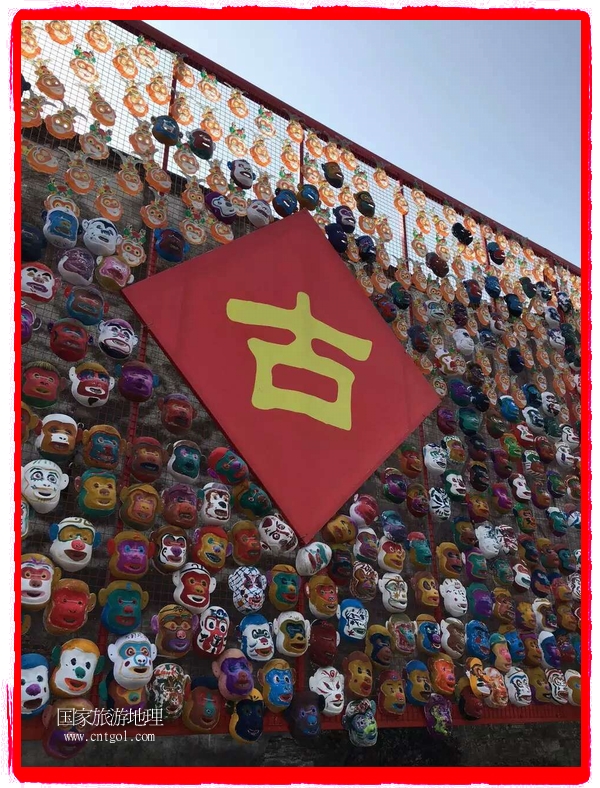 中國規(guī)模最大的猴面具彩繪在南潯古鎮(zhèn)展示。猴子真是今年最紅的動物。 