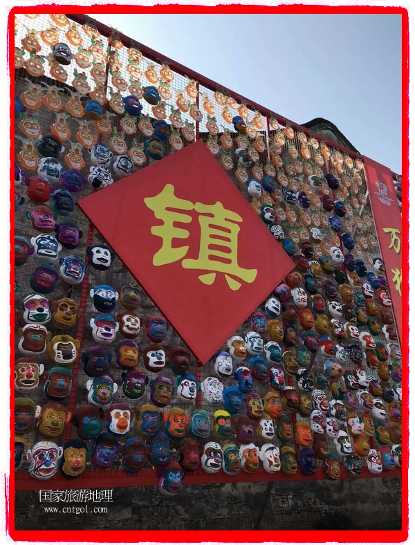 中國規(guī)模最大的猴面具彩繪在南潯古鎮(zhèn)展示。猴子真是今年最紅的動物。 