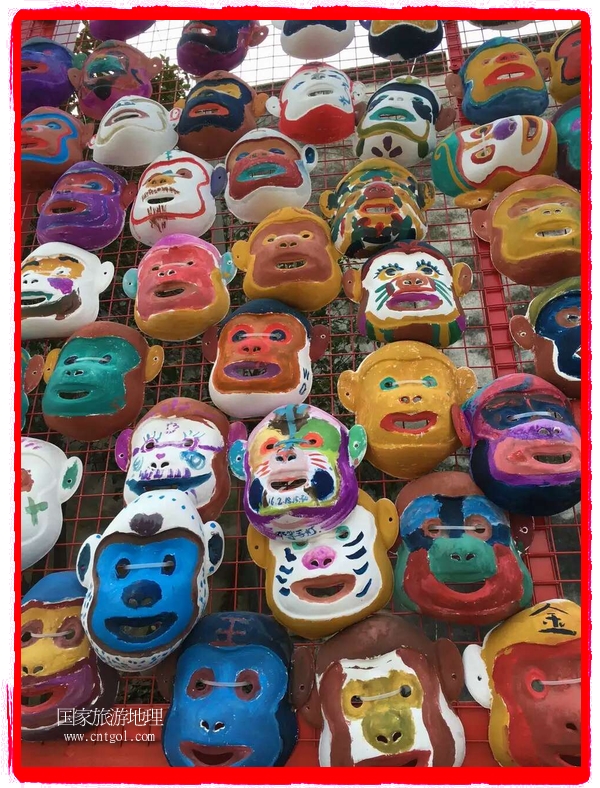 中國規(guī)模最大的猴面具彩繪在南潯古鎮(zhèn)展示。猴子真是今年最紅的動物。 
