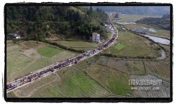 1700桌合攏宴，總長3.7公里，10380人同桌就餐，創(chuàng)歷史之最